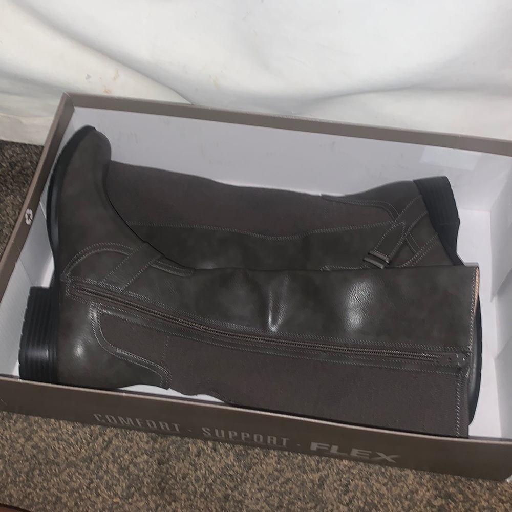 Knee high gray boots with zipper